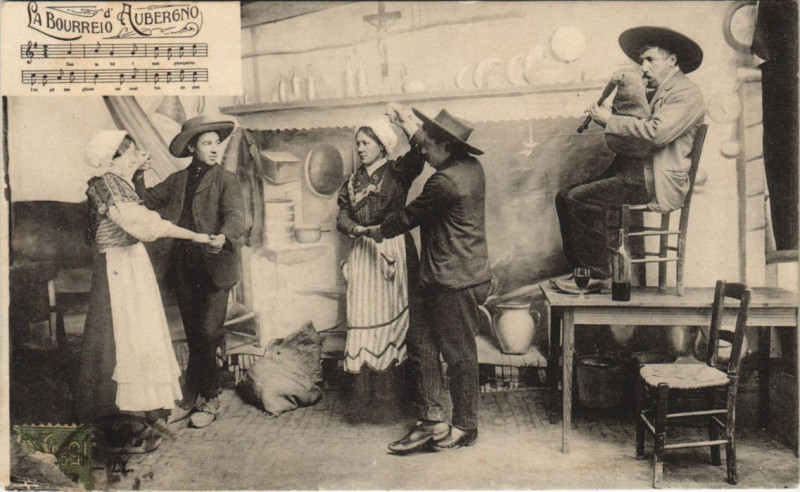 Carte postale ancienne La Bourreio d'Aubergno - Folklore