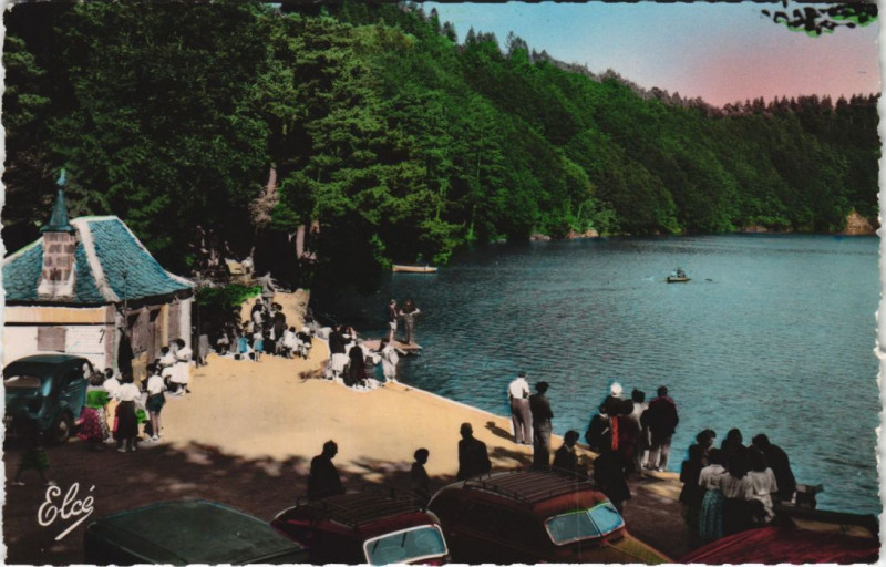 Carte postale ancienne Le Lac Pavin - L'Arrivee au Lac