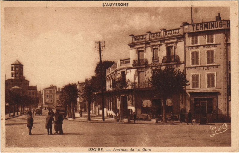 Carte postale ancienne Issoire Avenue de la Gare à Issoire