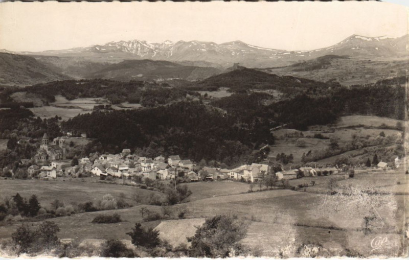 Carte postale ancienne Saint-Nectaire Vue Generale et l'Eglise à Saint-Nectaire
