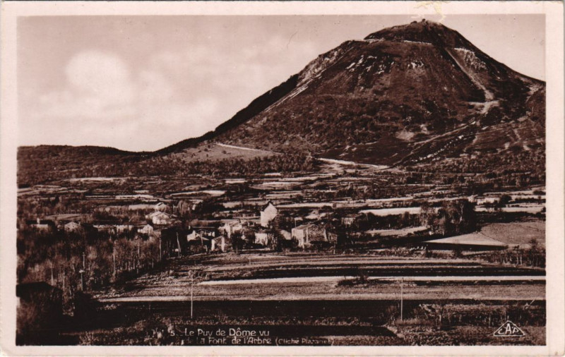 Carte postale ancienne Le Puy de Dome vu de la Font de l'Arbre