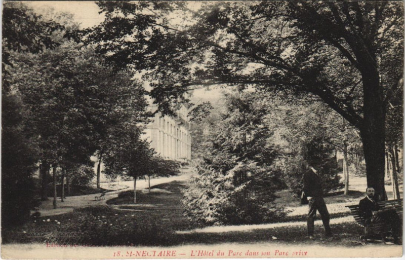 Carte postale ancienne Saint-Nectaire L'Hotel du Parc dans son Parc Prive à Saint-Nectaire