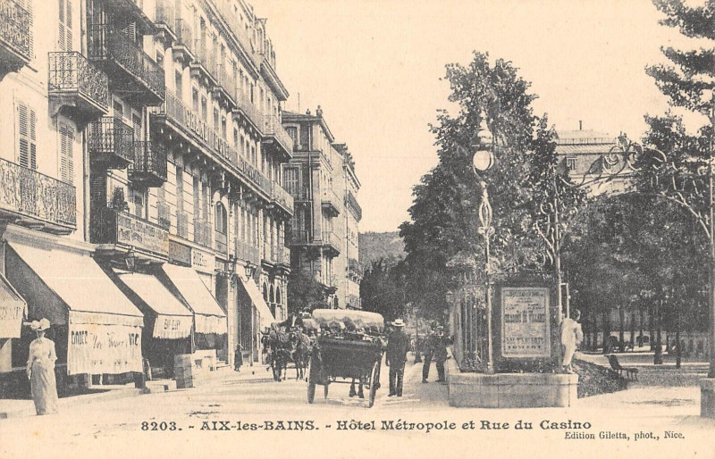 Carte postale ancienne Aix Les Bains Hotel Metropole Et Rue Du Casino à Aix-les-Bains