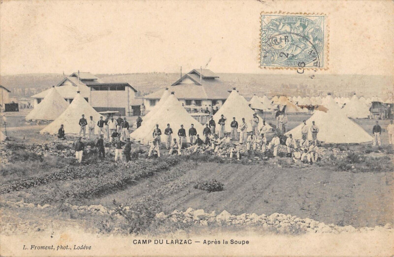 Carte postale ancienne Camp Du Larzac Apres La Soupe - Militaire