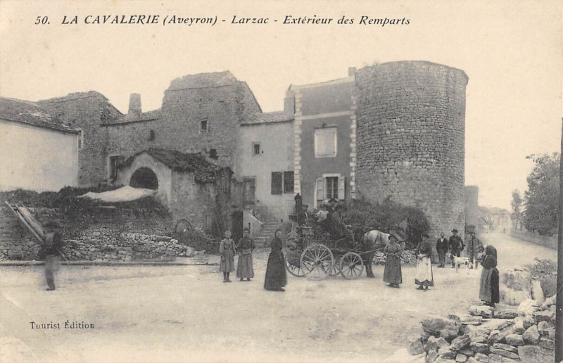 Carte postale ancienne La Cavalerie Larzac Exterieur Des Remparts à La Cavalerie