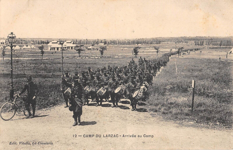 Carte postale ancienne Camp Du Larzac Arrivee Au Camp - Guerre - Militaire