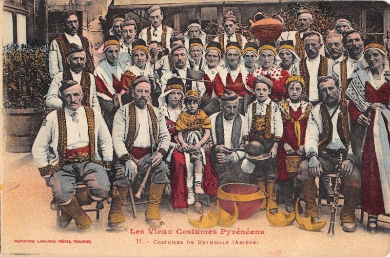 Carte postale ancienne Les Vieux Costumes Pyreneens Costumes De Bethmale Ariege à Bethmale