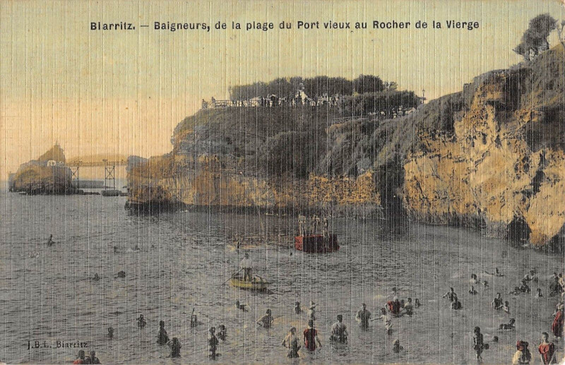 Carte postale ancienne Biarritz Baigneurs De La Plage Du Port Vieux Au Rocher De La Vierge à Biarritz