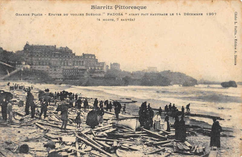 Carte postale ancienne Biarritz Grande Plage Epaves Du Voilier Suedois Padosa 1907 à Biarritz