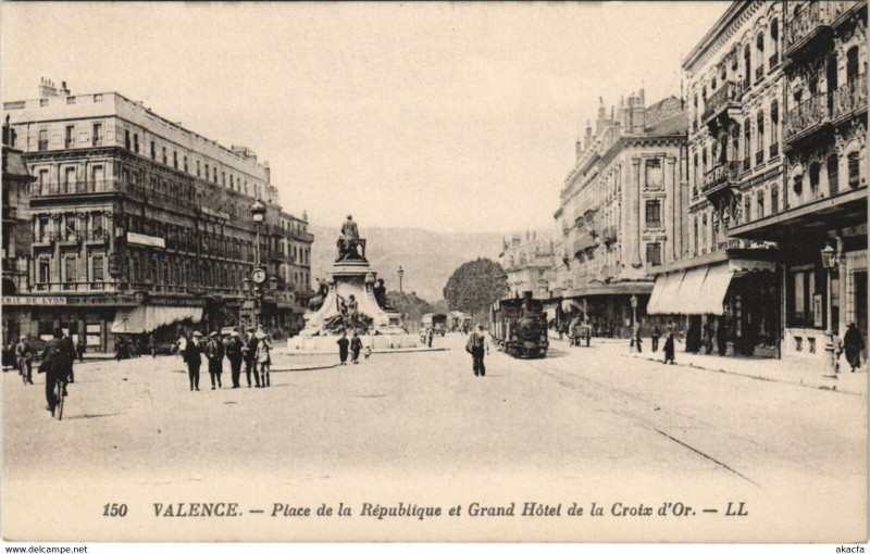 Carte postale ancienne Valence Place de Republique Grand Hotel de Croix d'Or France à Valence
