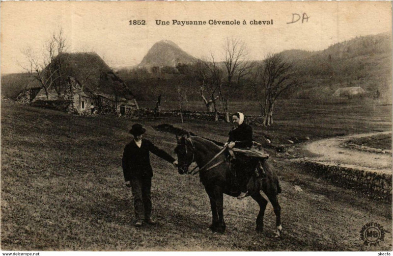 Carte postale ancienne Une Paysenne Cevenole a Horse