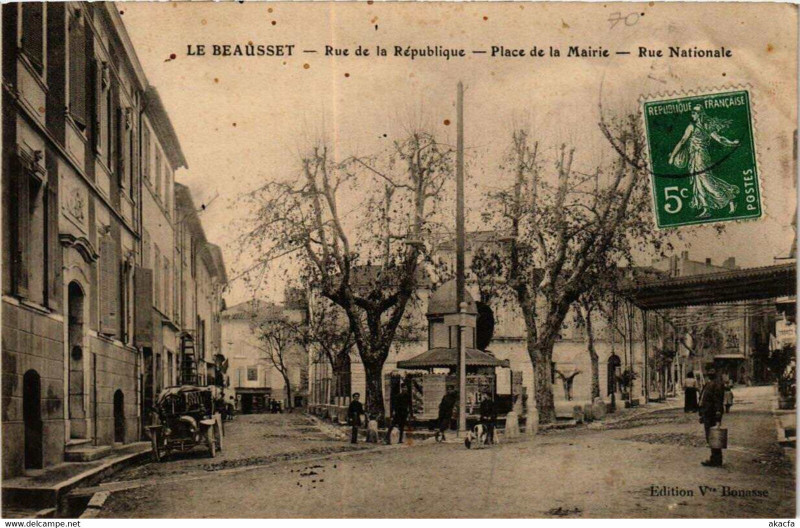 Carte postale ancienne Le Beausset Rue de la Republique - Place de la Mairie - Rue Nation au Beausset