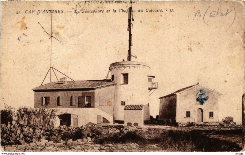 Carte postale ancienne Antibes - Cap d'Antibes - Le Semaphore et la Chapelle du Calvaire à Antibes