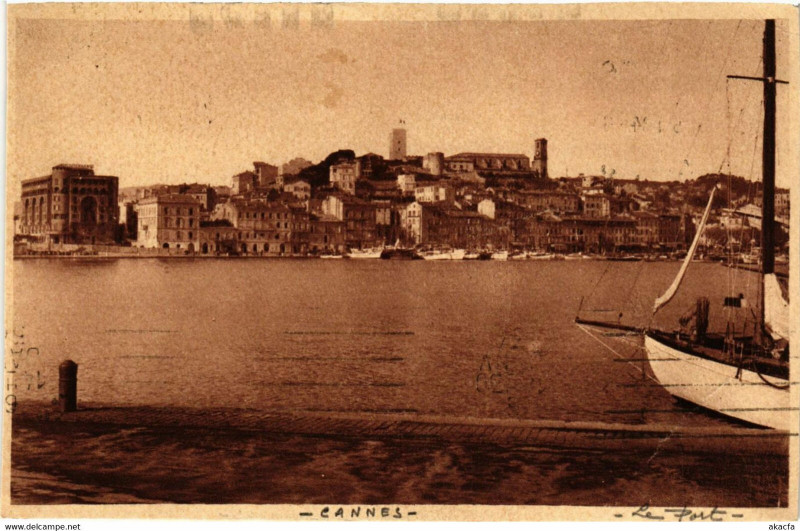 Carte postale ancienne Cannes - Le Port et le Mont-Chevalier à Cannes