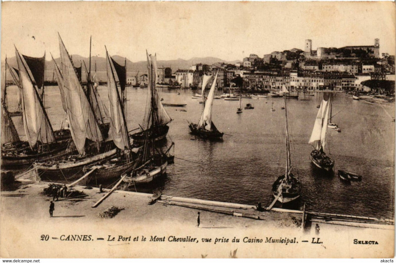 Carte postale ancienne Cannes - Port et Mont Chevalier vue prise du Casino Municipal à Cannes