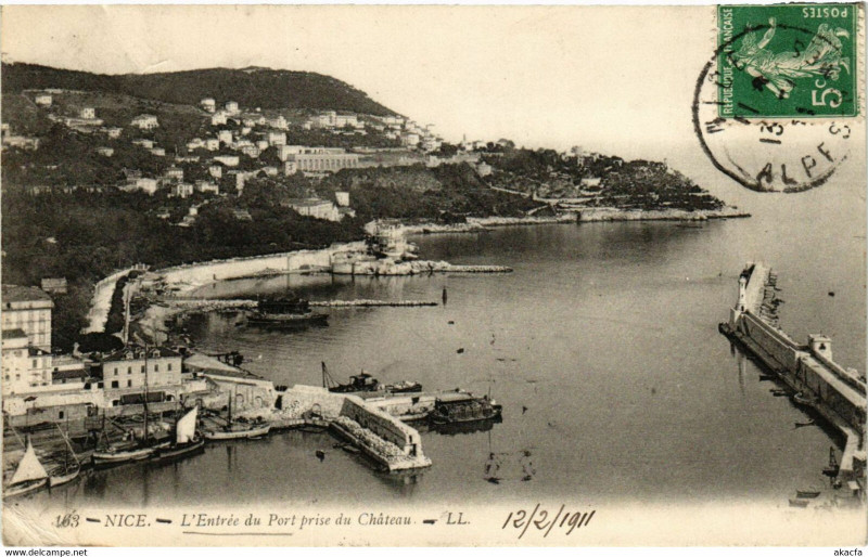 Carte postale ancienne Nice - L'Entrée du Port prise du Chateau à Nice