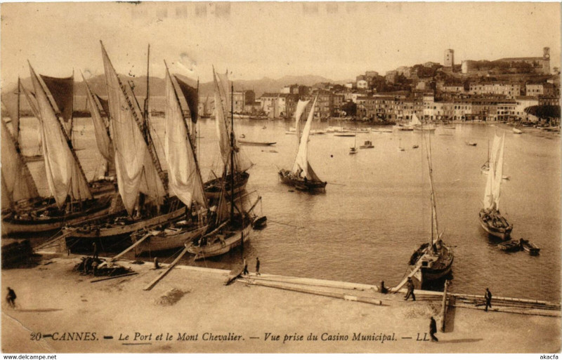 Carte postale ancienne Cannes - Port et Mont Chevalier-Vue prise du Casino Municipal à Cannes