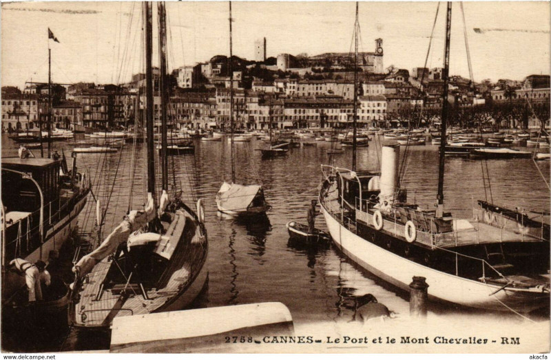 Carte postale ancienne Cannes - Le Port et le Mont-Chevalier à Cannes