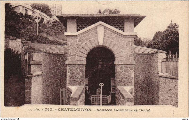 Carte postale ancienne Chatel-Guyon Sources Germaine et Dval