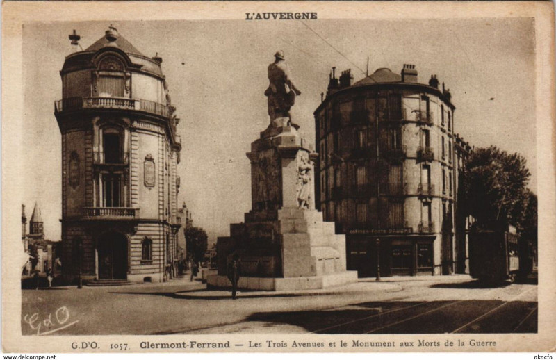 Carte postale ancienne Clermont Ferrand Les Trois Avenues Monument aux Morts de Guerre à Clermont-Ferrand