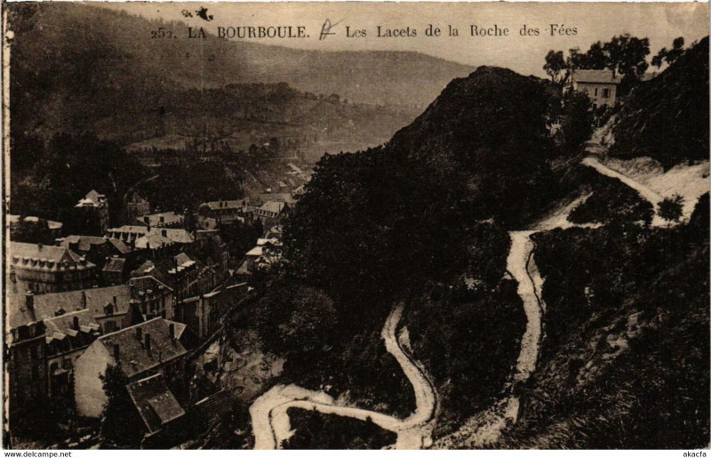 Carte postale ancienne La Bourboule Les Lacets de la Roche des Fées à La Bourboule