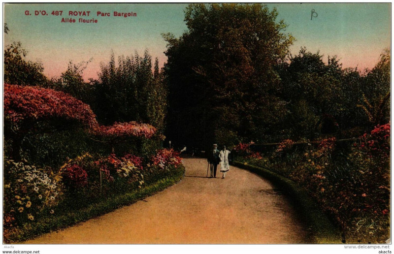Carte postale ancienne Royat Parc Bargoin Allée fleurie à Royat