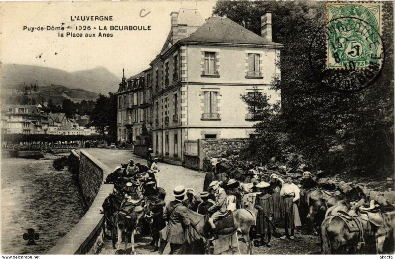 Carte postale ancienne La Bourboule La Place aux Anes à La Bourboule