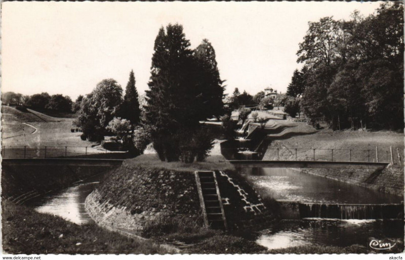 Carte postale ancienne Saint-Fargeau Reservoir de Bourdon - Canaux de Decharge à Saint-Fargeau