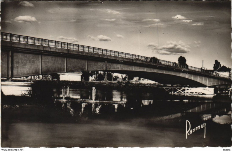 Carte postale ancienne Pont-sur-Yonne Le Nouveau Pont à Pont-sur-Yonne