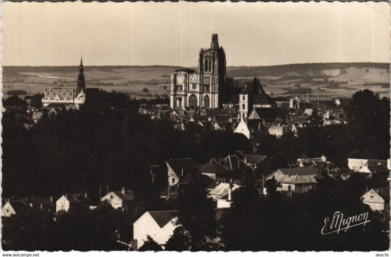 Carte postale ancienne Sens La Cathedrale et le Clocher de l'Hotel de Ville à Sens