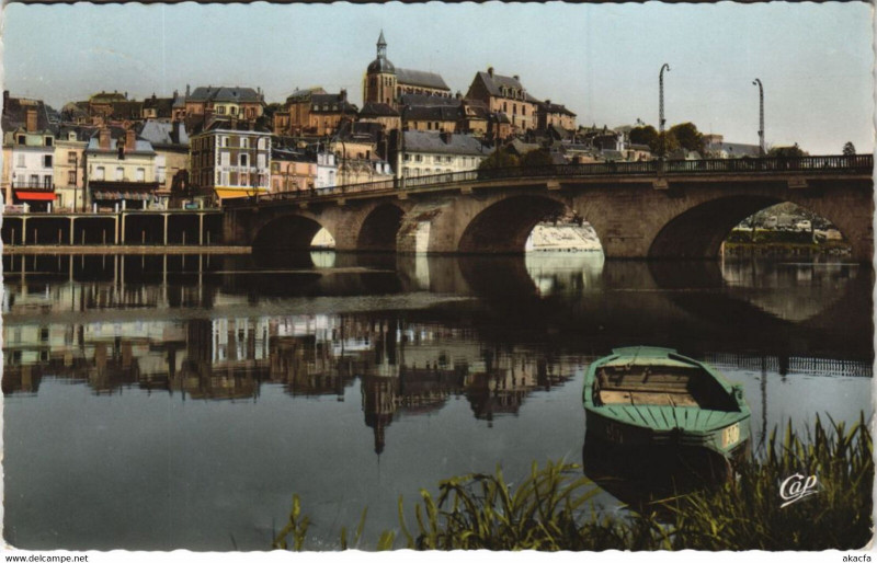 Carte postale ancienne Joigny Le Pont et la Ville à Joigny