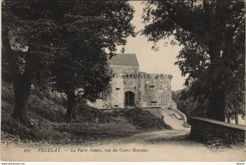 Carte postale ancienne Vezelay La Parte Neuve - Vue du Cours Bouveau
