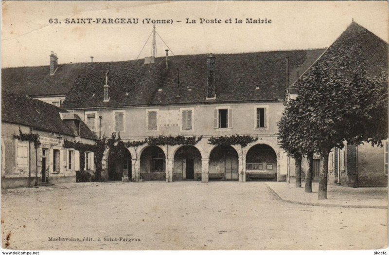 Carte postale ancienne Saint-Fargeau La Poste et la Mairie à Saint-Fargeau