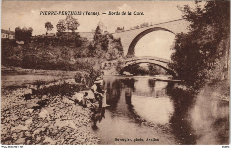 Carte postale ancienne Pierre-Perthuis Bords de la Cure à Pierre-Perthuis