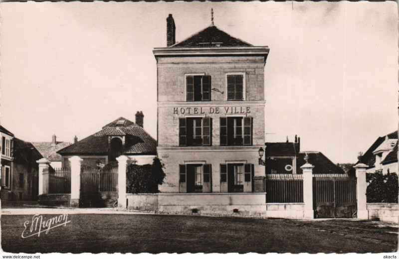 Carte postale ancienne Villeneuve-la-Guyard L'Hotel de Ville à Villeneuve-la-Guyard