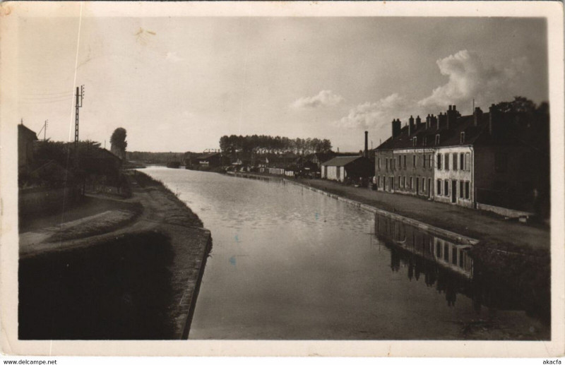 Carte postale ancienne Brienon-sur-Armancon Le Canal de Bourgogne