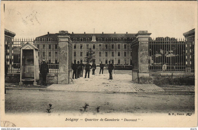 Carte postale ancienne Joigny Quartier de Cavalerie Davoust à Joigny