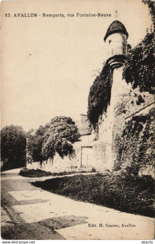 Carte postale ancienne Avallon Remparts - Rue Fontaine-Neuve à Avallon