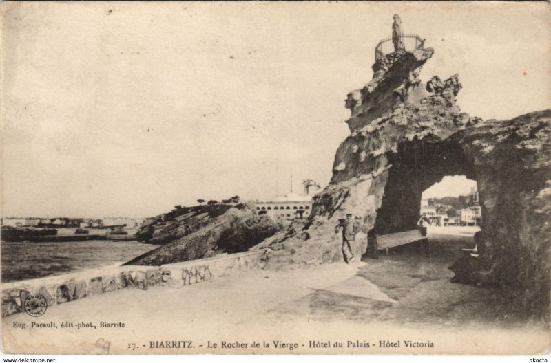 Carte postale ancienne Biarritz Rocher de Vierge Hotel du Palais Hotel Victoria France à Biarritz