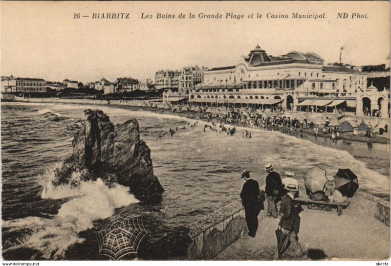 Carte postale ancienne Biarritz Les Bains de la Grande Plage le Casino Municipal France à Biarritz
