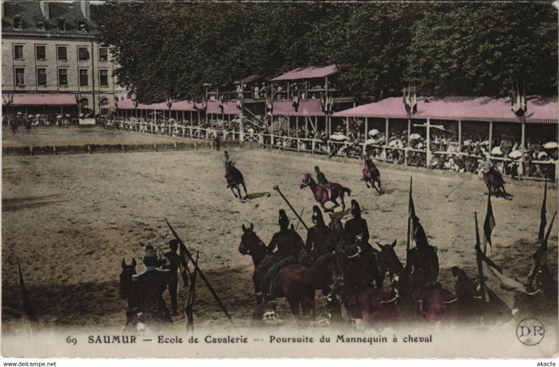 Carte postale ancienne Saumur Ecole de Cavaleire - Poursuite du Mannequin a Horse à Saumur