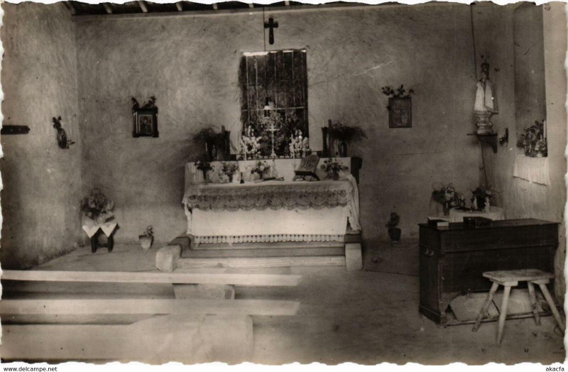 Carte postale ancienne Fleury-d'Aude Les Cabanes La Chapelle provisoire dans une bergerie à Fleury