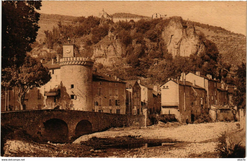 Carte postale ancienne Meyrueis - La Tour de l'Horloge et la Chapelle N.-D. de Bonsecours à Meyrueis