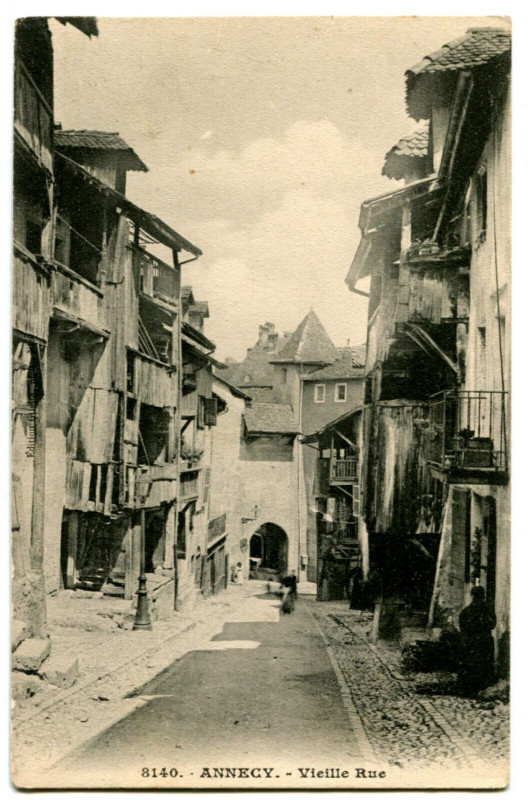 Carte postale ancienne Haute-Savoie Annecy Vieille rue animé à Annecy