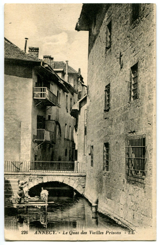 Carte postale ancienne Haute-Savoie Annecy le Quai des Vieilles Prisons Lavandière à Annecy