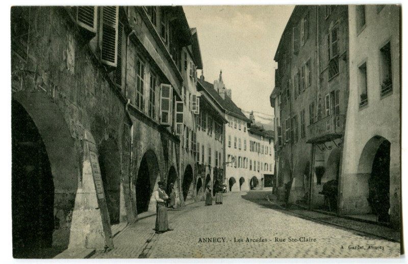 Carte postale ancienne Haute-Savoie Annecy les Arcades Rue Sainte-Claire animé à Annecy