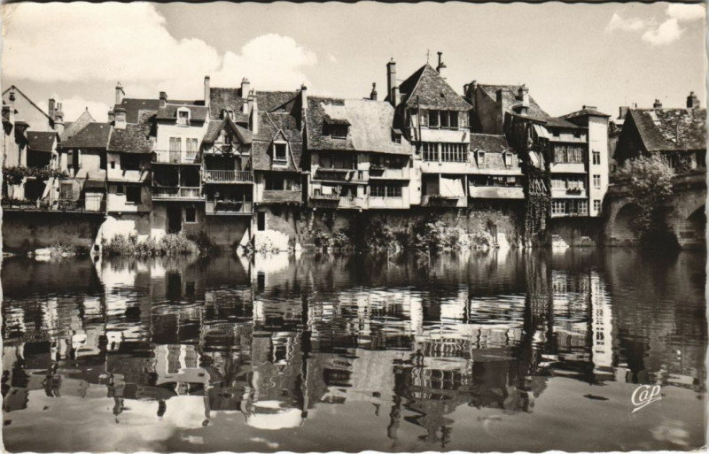 Carte postale ancienne Argenton s Creuse Vieilles Galeries France