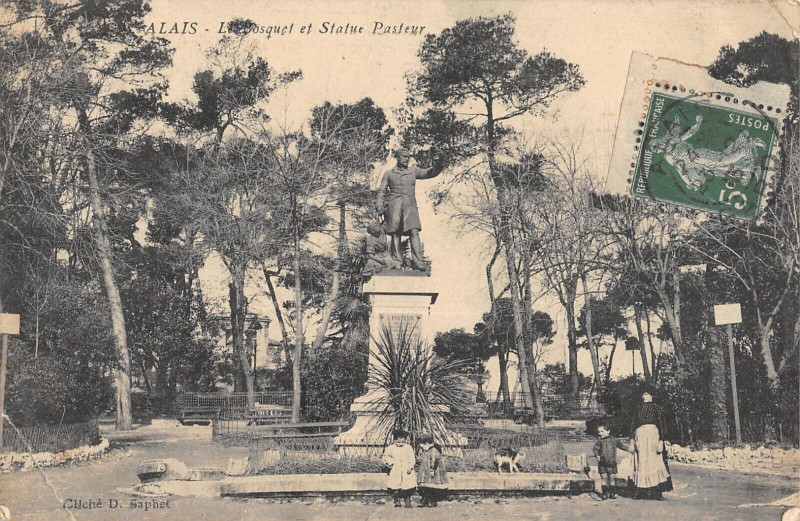 Carte postale ancienne Ales Le Bosquet Et Statue Pasteur