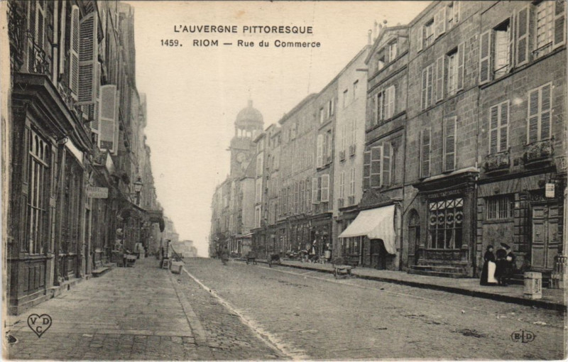 Carte postale ancienne Riom Rue du Commerce à Riom