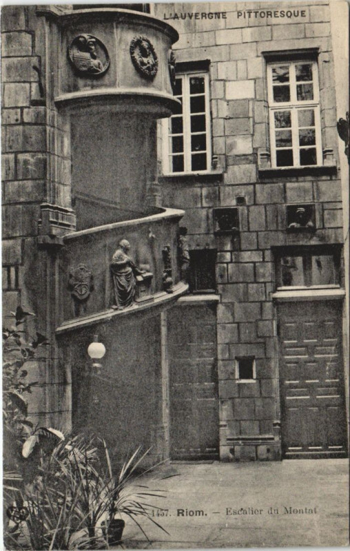 Carte postale ancienne Riom Escvalier du Montat à Riom